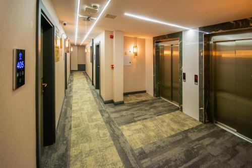 elysian airport hotel