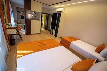 elysian airport hotel