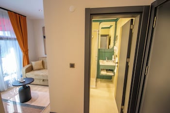 elysian airport hotel