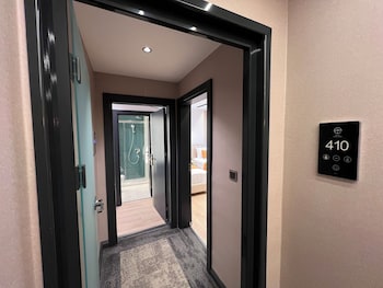 elysian airport hotel