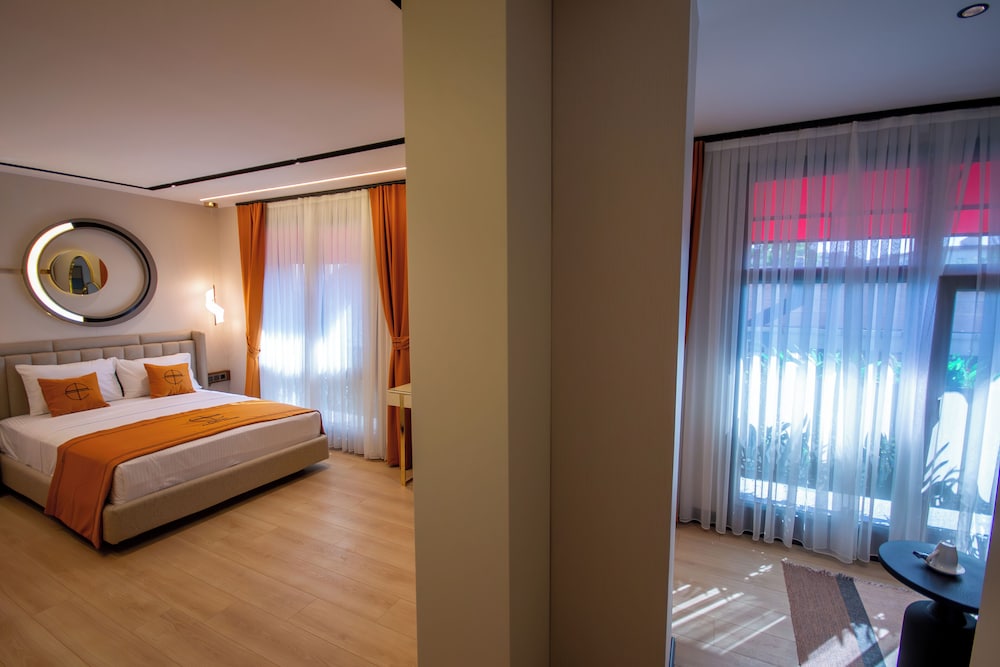 elysian airport hotel