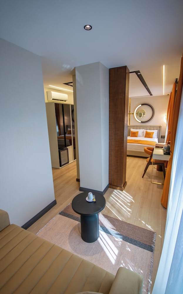 elysian airport hotel