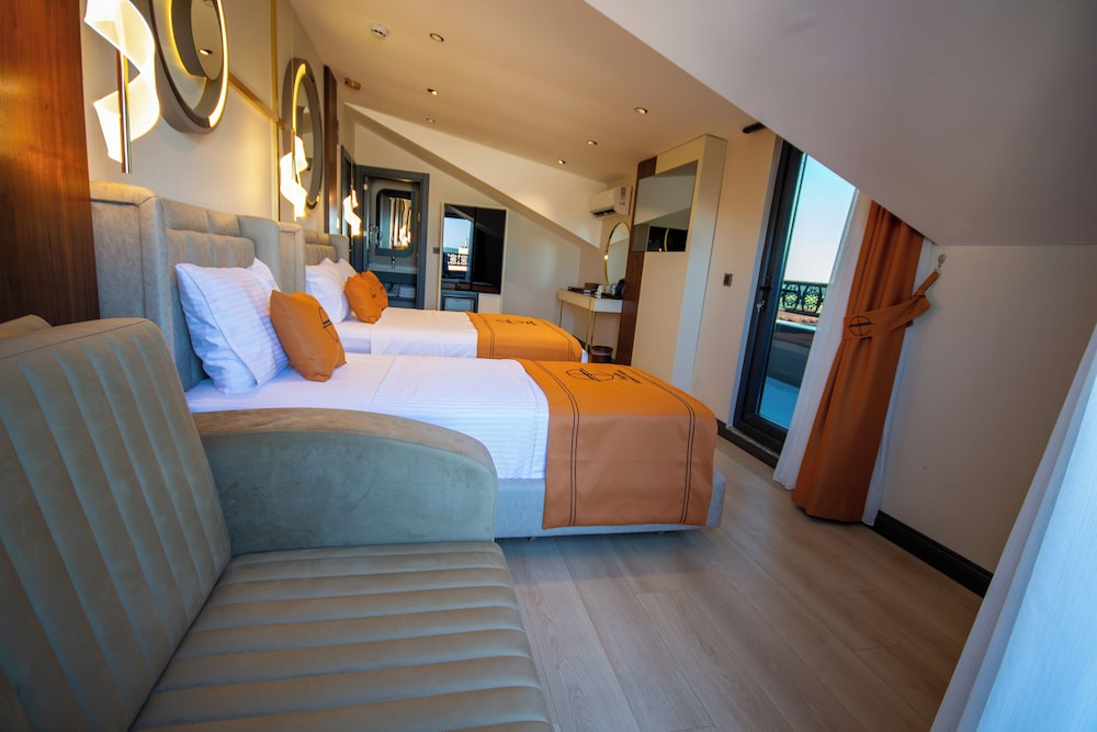 elysian airport hotel