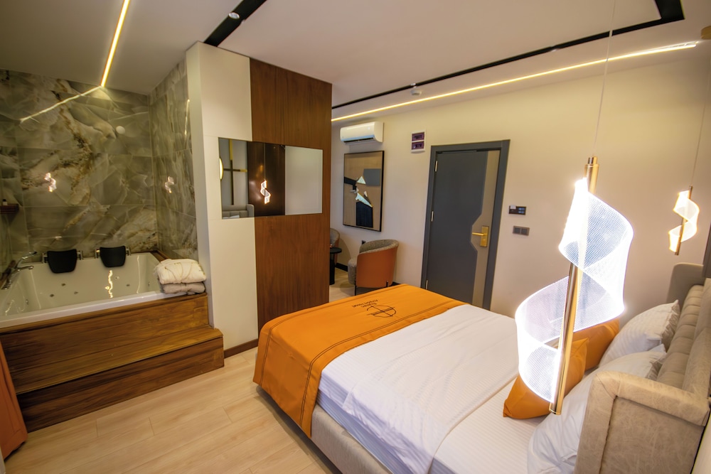 elysian airport hotel
