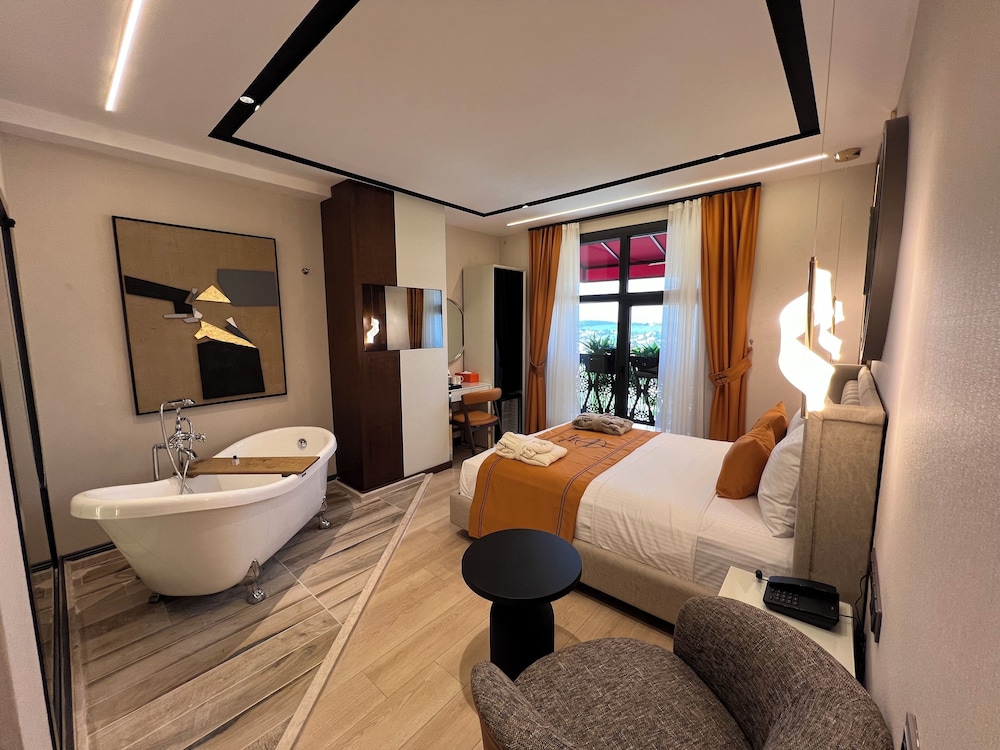 elysian airport hotel