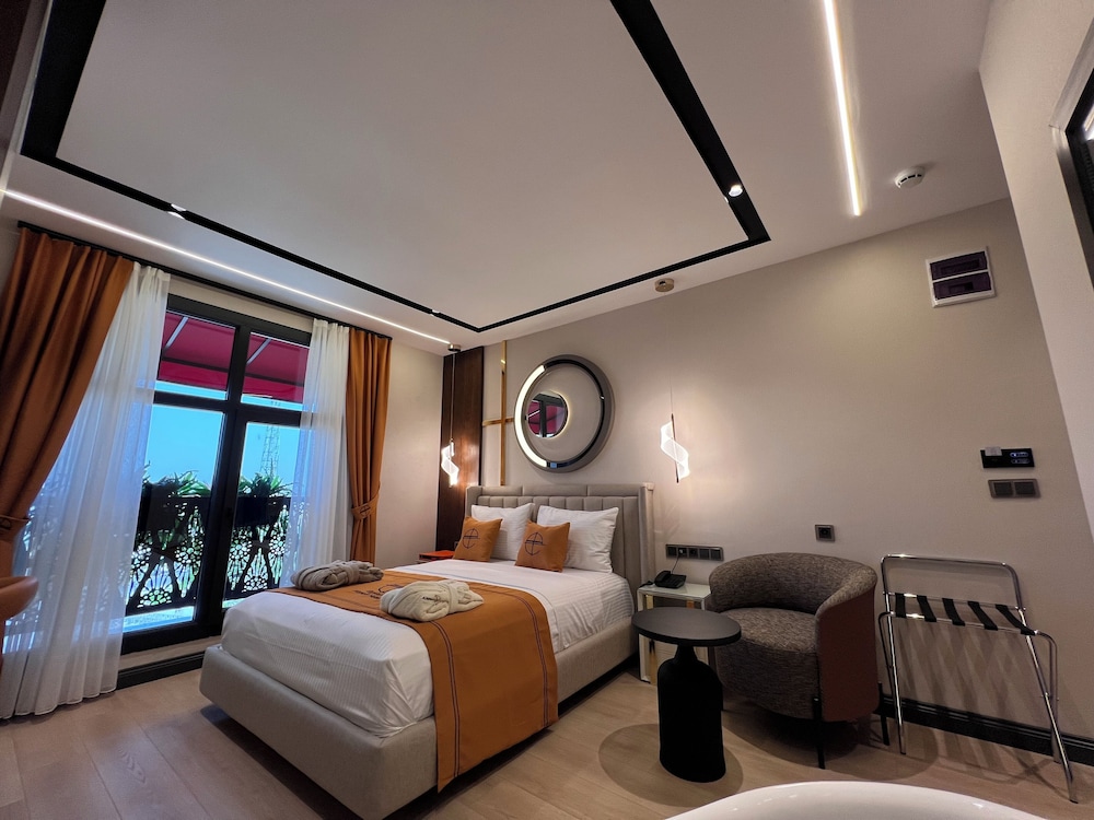 elysian airport hotel