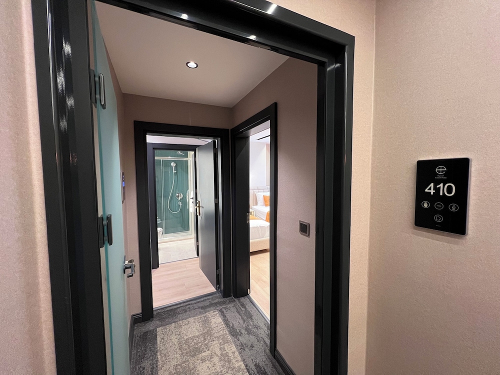 elysian airport hotel