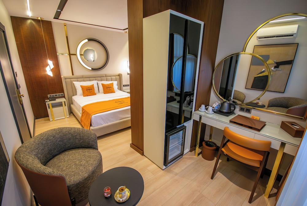 elysian airport hotel
