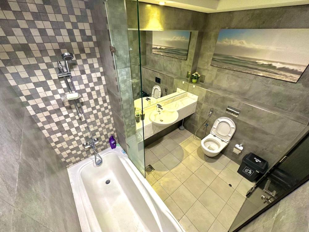 lakeside hostel downtown