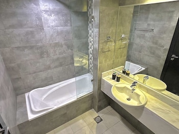 lakeside hostel downtown