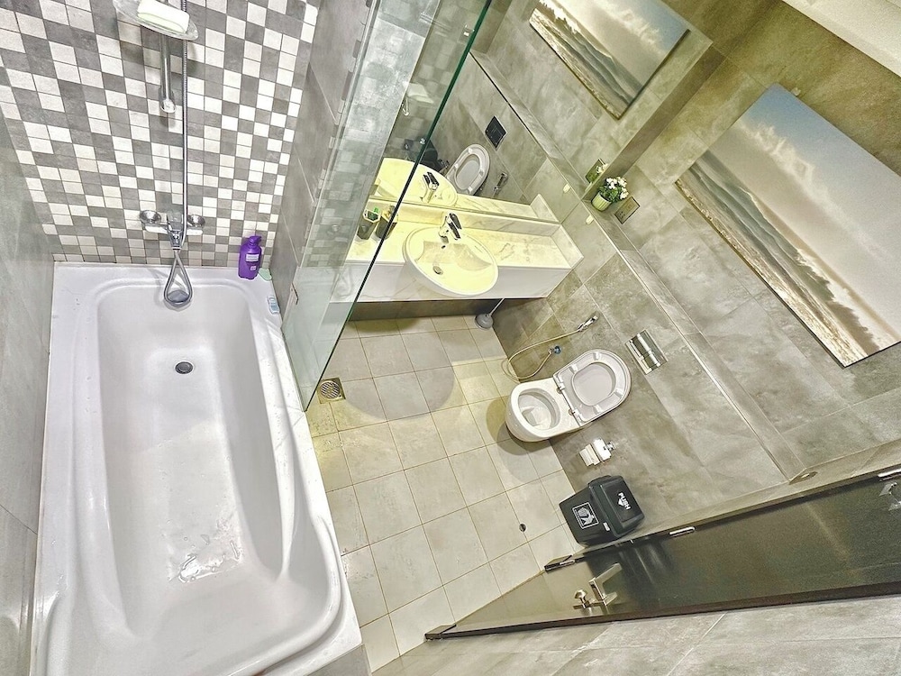 lakeside hostel downtown