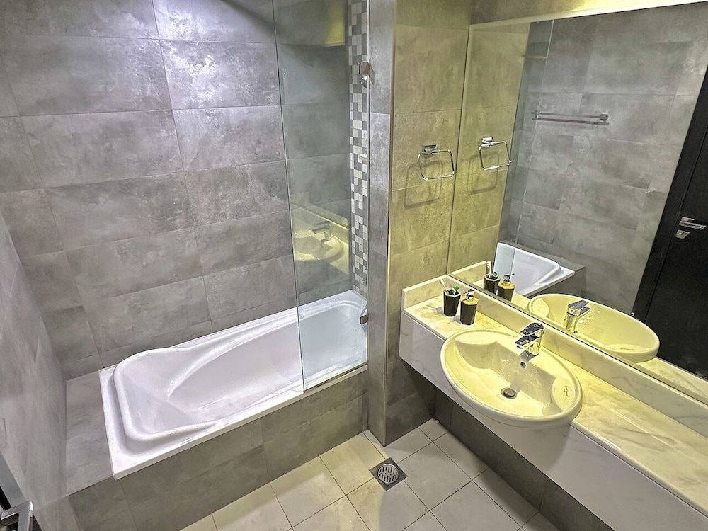 lakeside hostel downtown