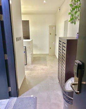 lakeside hostel downtown