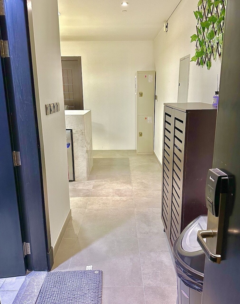 lakeside hostel downtown