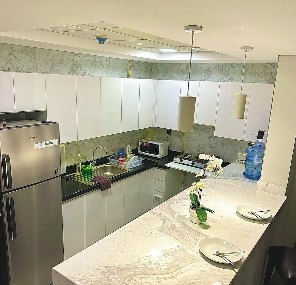 lakeside hostel downtown