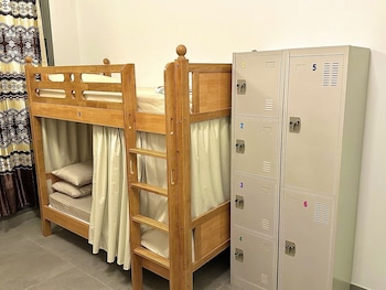 lakeside hostel downtown