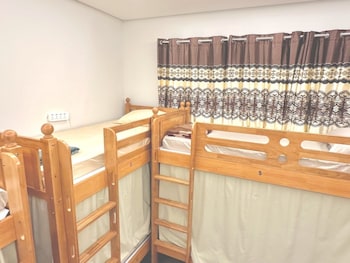 lakeside hostel downtown