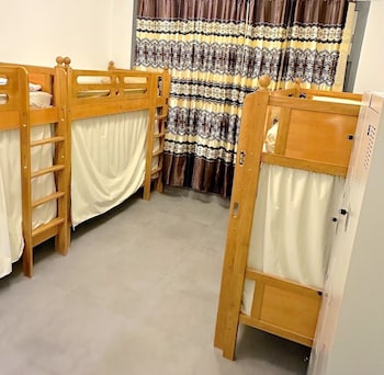 lakeside hostel downtown