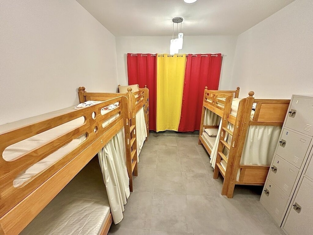 lakeside hostel downtown