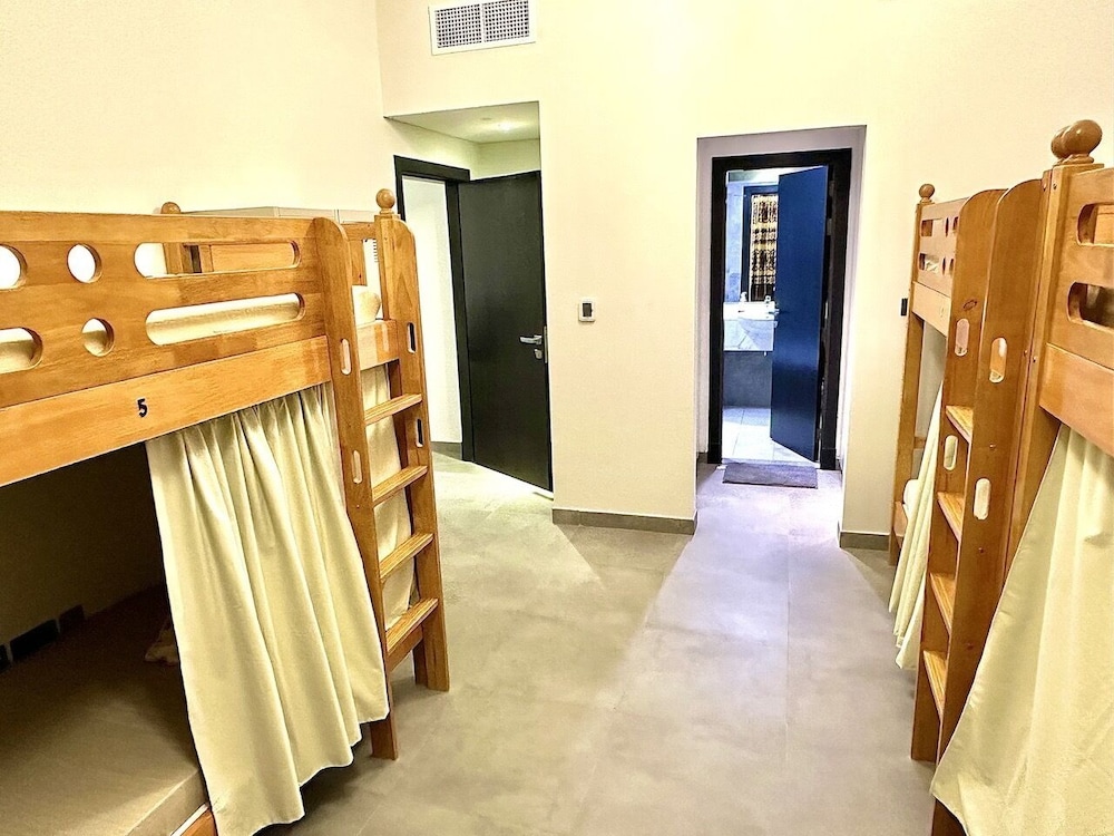 lakeside hostel downtown