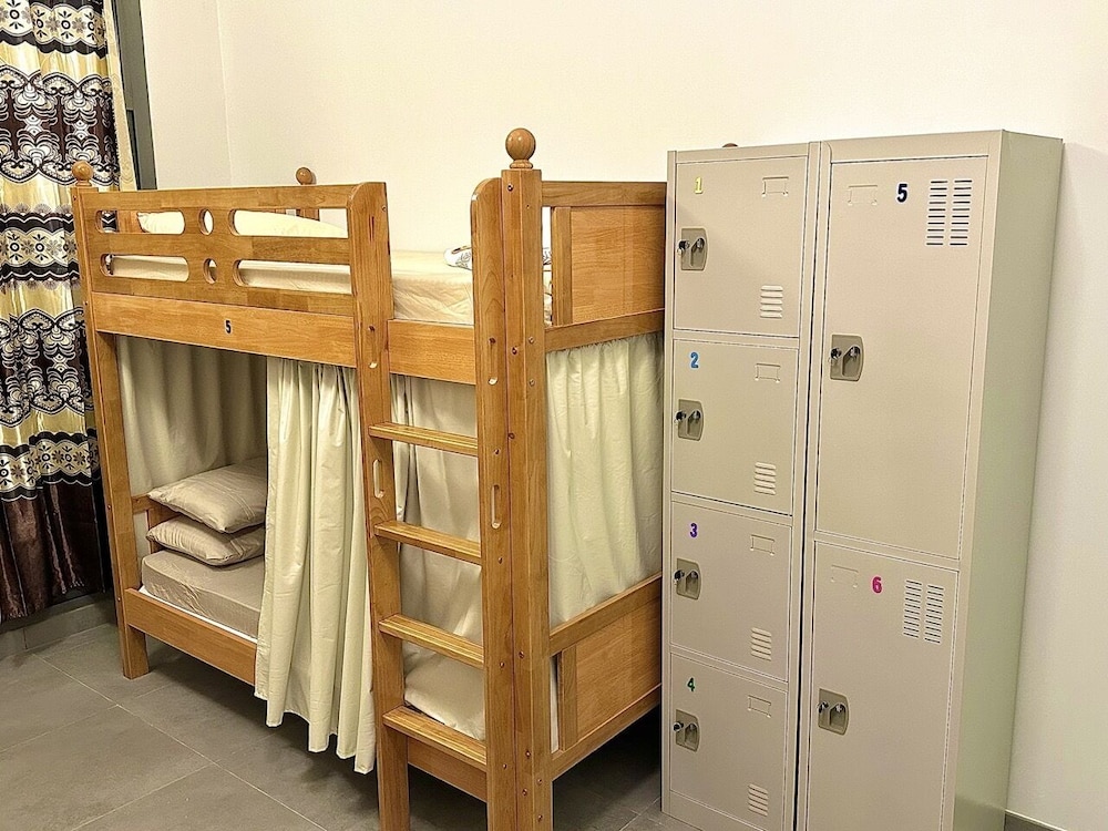 lakeside hostel downtown