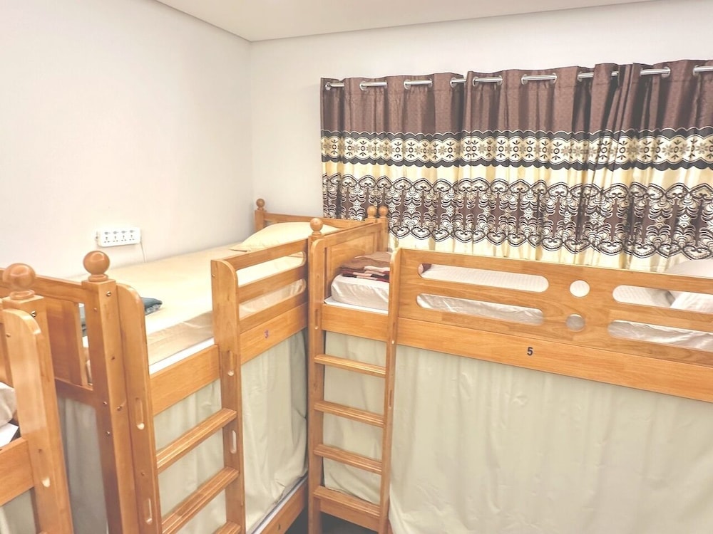 lakeside hostel downtown