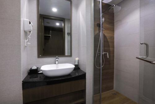 harper premier nagoya batam
