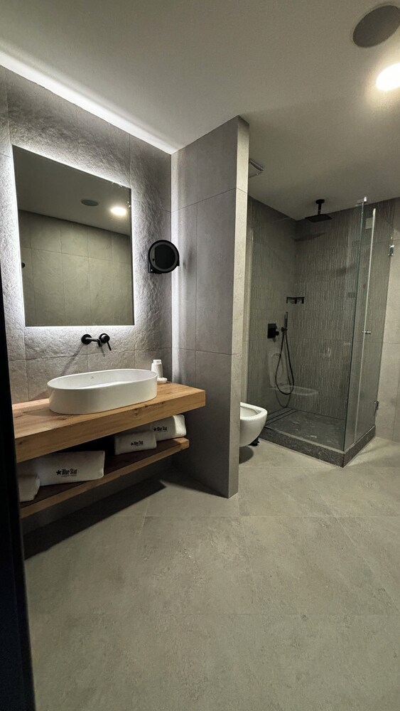 blue star luxury hotel 4