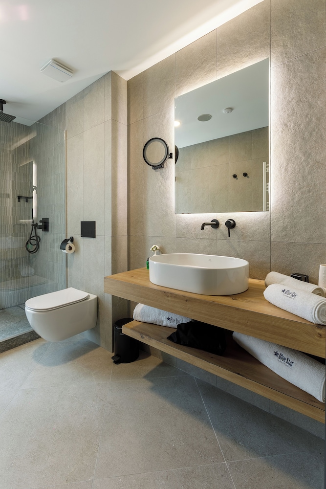 blue star luxury hotel 4