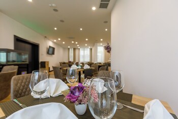 blue star luxury hotel 4