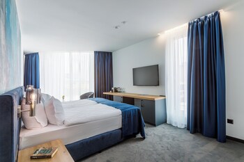 blue star luxury hotel 4