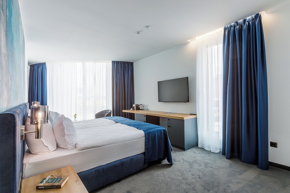 blue star luxury hotel 4