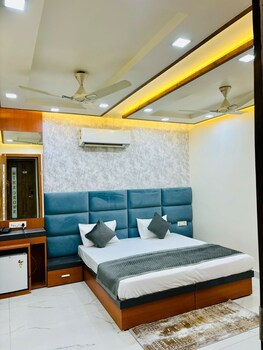 The Crown Hotel,,3 star