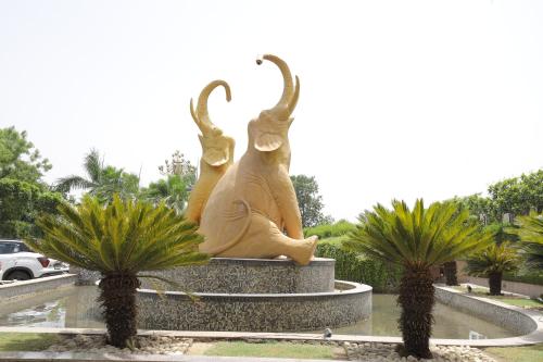saura hotel agra a club mahindra associate