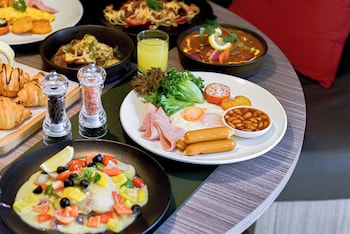 hilton garden inn bangkok silom