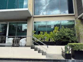 hilton garden inn bangkok silom