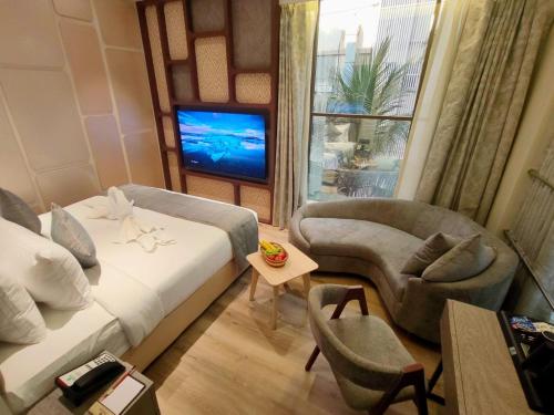 maxxvalue hotel midc