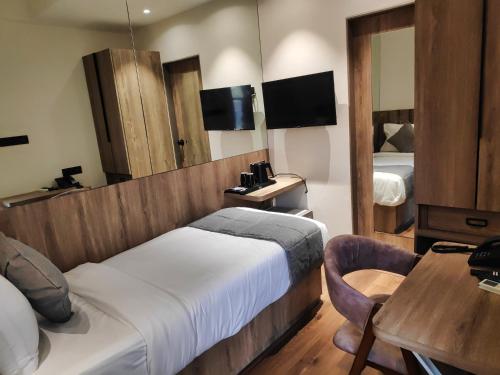 maxxvalue hotel midc