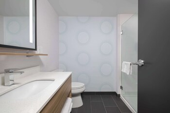 tru by hilton phoenix midtown