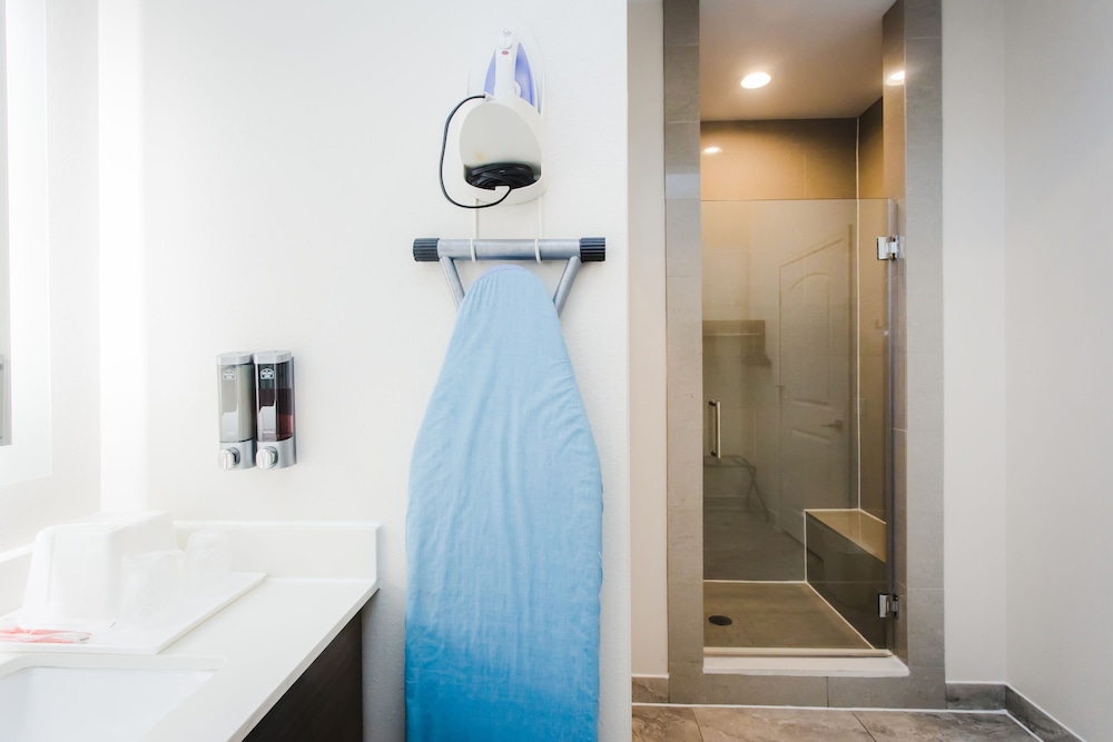 palace inn blue i 45 and college ave