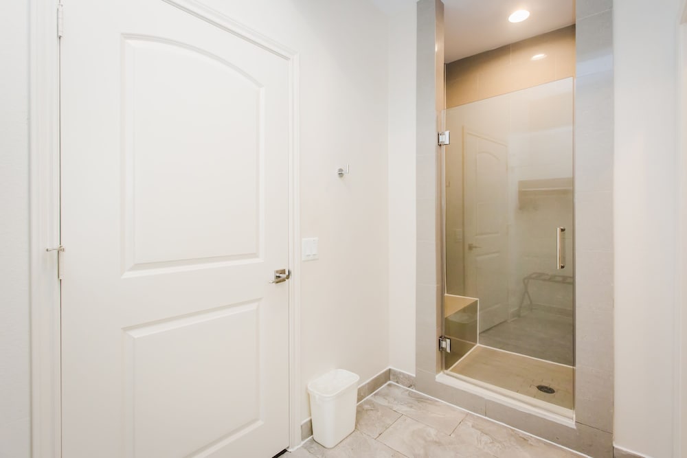 palace inn blue i 45 and college ave