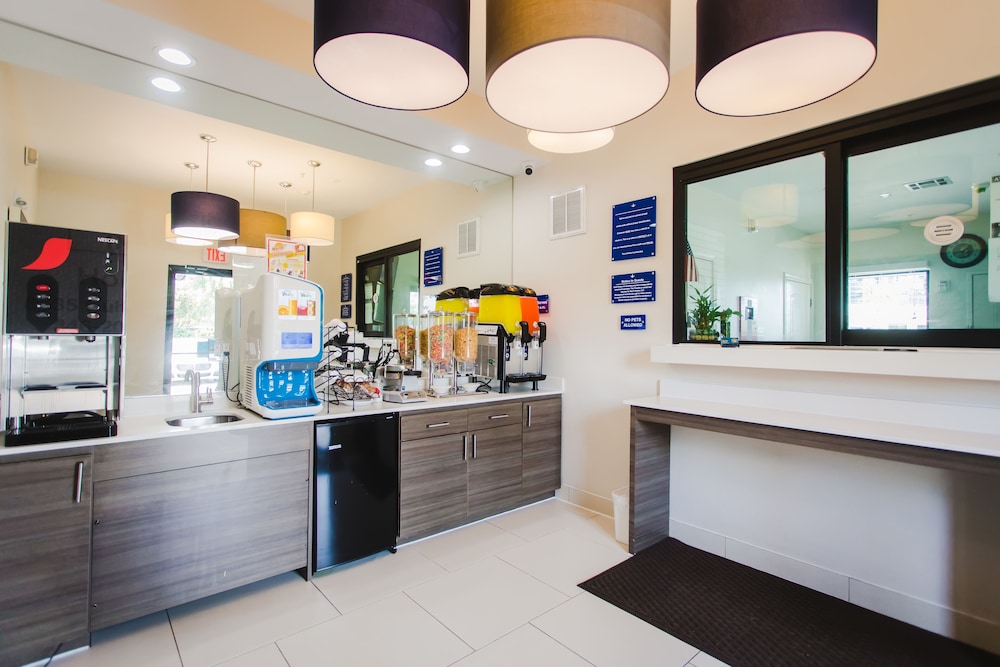 palace inn blue i 45 and college ave