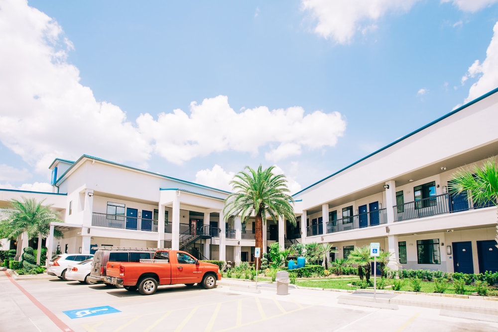 palace inn blue i 45 and college ave