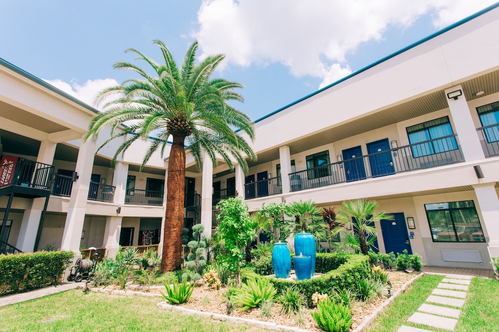 palace inn blue i 45 and college ave