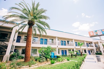 palace inn blue i 45 and college ave