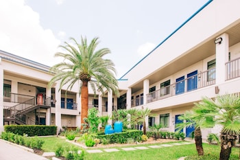 palace inn blue i 45 and college ave