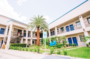 palace inn blue i 45 and college ave