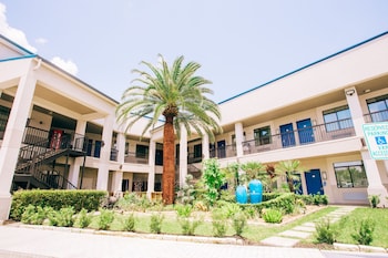 palace inn blue i 45 and college ave