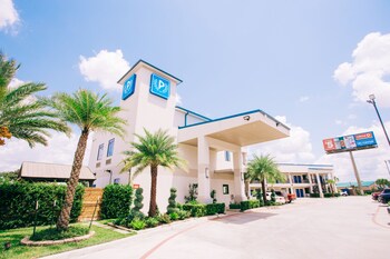 palace inn blue i 45 and college ave