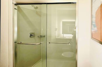 Comfort Inn & Suites,,2 star